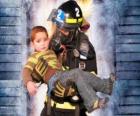 Пожарная охрана с ребенком на руках